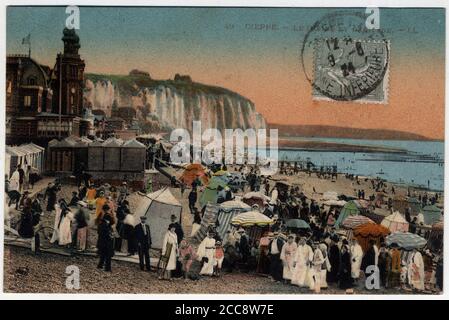 Normandie, Seine-Maritime (76), Dieppe : le casino et la faute des vacanciers sur la plage - carte postale datée 1924 Banque D'Images