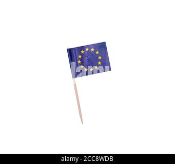 Pince à dents avec un drapeau en papier de l'Union européenne, drapeau de l'UE sur un cure-dent en bois Banque D'Images