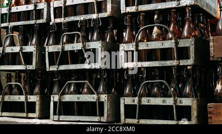 Anciennes bouteilles de bière dans des boîtes métalliques Banque D'Images