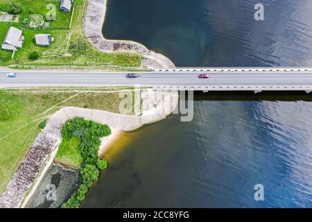 vue aérienne sur le pont au-dessus du lac et des maisons de village sur la rive Banque D'Images