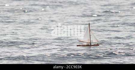 Ce petit bateau était à 5km dans la mer du Nord À Staithes voyageant vers Yorkshire et probablement venu de Autre côté de la mer du Nord Banque D'Images