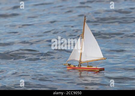 Ce petit bateau était à 5km dans la mer du Nord À Staithes voyageant vers Yorkshire et probablement venu de Autre côté de la mer du Nord Banque D'Images