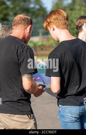 Brentwood Essex 20 août 2020 journée des résultats du GCSE à l'école Becket Keys Brentwood Essex Père et fils regarde les résultats crédit: Ian Davidson/Alamy Live News Banque D'Images