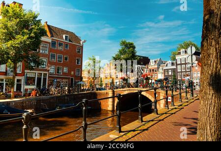 Ponts sur les canaux d'Amsterdam. Jour d'été ensoleillé. Juin 2019 Banque D'Images