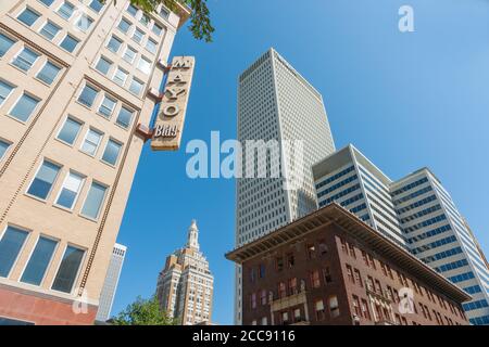 Tulsa États-Unis - septembre 8 2015 ; immeubles modernes de haute hauteur dans le centre-ville de Tulsa, y compris le bâtiment Mayo, appartements résidentiels haut de gamme à l'angle de Banque D'Images