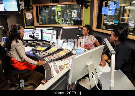 Johannesburg, Afrique du Sud - 03 septembre 2010 : les femmes africaines interviewées lors d'un concert en direct à la radio Banque D'Images