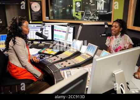 Johannesburg, Afrique du Sud - 03 septembre 2010 : les femmes africaines interviewées lors d'un concert en direct à la radio Banque D'Images