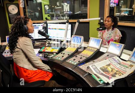 Johannesburg, Afrique du Sud - 03 septembre 2010 : les femmes africaines interviewées lors d'un concert en direct à la radio Banque D'Images