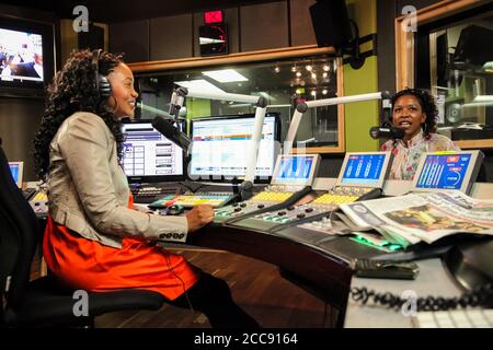 Johannesburg, Afrique du Sud - 03 septembre 2010 : les femmes africaines interviewées lors d'un concert en direct à la radio Banque D'Images