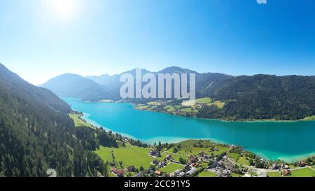 Weissensee dans la région de Kärnten. Vue sur le célèbre lac dans le sud de l'Autriche pendant l'été. Banque D'Images