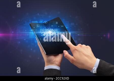 Businessman holding a smartphone pliable avec inscription de sécurité personnelle, la cyber sécurité concept