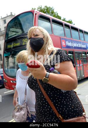 Londres, Angleterre, Royaume-Uni. Femmes portant un masque facial dans le centre de Londres, août 2020 Banque D'Images