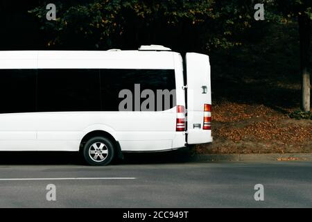 Photo d'une partie de micro bus, concept de transport urbain, auto scolaire. Banque D'Images