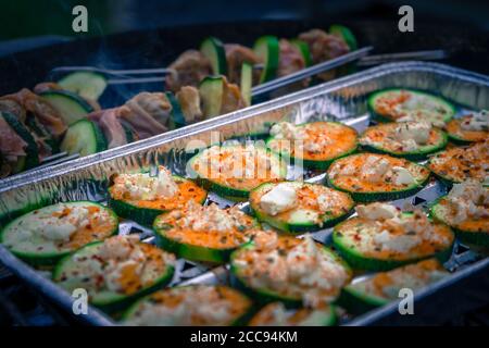 Tranches de courgettes et brochettes de sirloin sur le gril à charbon de bois Basse-Bavière Allemagne Banque D'Images