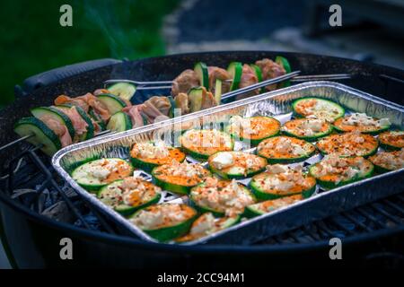 Tranches de courgettes et brochettes de sirloin sur le gril à charbon de bois Basse-Bavière Allemagne Banque D'Images