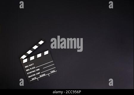 clapper board ou film ardoise. Il est utilisé dans la production vidéo et l'industrie cinématographique sur fond noir. Photo de haute qualité. Copier l'espace. Banque D'Images