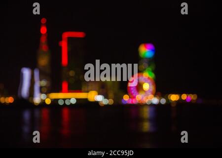 Batumi vue de nuit sur la ville, photo floue et non focalisée des gratte-ciels et des tours. Vue sur la ville la nuit. La vue la plus incroyable de la ville en Géorgie. Banque D'Images