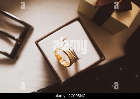 anneaux de mariage dans la boîte or et argent Banque D'Images
