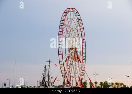 BATUMI, GÉORGIE - 08 JUILLET 2020 : roue de Batumi ferris. Paysage de la ville de Batumi. Banque D'Images