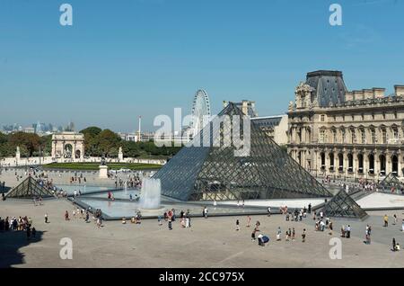 Paris (France) : la Pyramide du Louvre à Cour Napoléon, dans le 1er arrondissement de Paris (quartier) Banque D'Images