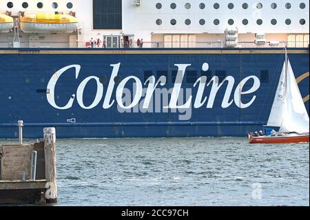 Kiel, Allemagne. 1er août 2020. 08/01/2020, Kiel, The Color Fantasy de la compagnie maritime norvégienne Color Line quitte le port de Kiel. Détail du bateau de croisière depuis la rive à la ligne de la quille, au sommet du port sportif de Blucherbrucke. | utilisation dans le monde crédit: dpa/Alay Live News Banque D'Images