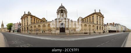 Oxford High Street avec le Queens College panorama avec circulation route libre sans circulation pendant le verrouillage du virus corona Banque D'Images