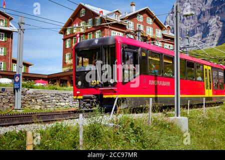 Kleine Scheidegg, Oberland bernois, Suisse - 1 août 2019 : gros plan de la façade du train rouge Jungfraubahn revenant de Jungfraujoch (Haut de Banque D'Images