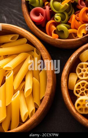 Vue rapprochée de diverses pâtes italiennes crues en bois bols Banque D'Images