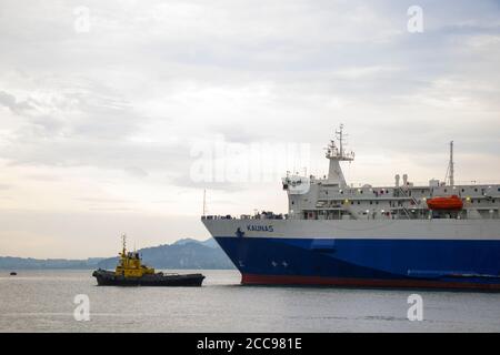 Bateaux colorés dans la mer Noire. Port de Batumi. Banque D'Images