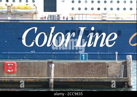 Kiel, Allemagne. 1er août 2020. 08/01/2020, Kiel, The Color Fantasy de la compagnie maritime norvégienne Color Line quitte le port de Kiel. Détail du bateau de croisière depuis la rive à la ligne de la quille, au sommet du port sportif de Blucherbrucke. | utilisation dans le monde crédit: dpa/Alay Live News Banque D'Images