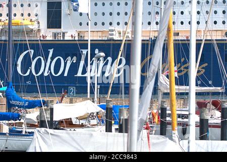 Kiel, Allemagne. 1er août 2020. 08/01/2020, Kiel, The Color Fantasy de la compagnie maritime norvégienne Color Line quitte le port de Kiel. Détail du bateau de croisière depuis la rive à la ligne de la quille, au sommet du port sportif de Blucherbrucke. | utilisation dans le monde crédit: dpa/Alay Live News Banque D'Images