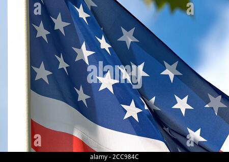 19 août 2020, Schleswig, Stars and Stripes, un drapeau des Etats-Unis d'Amérique agitant dans le vent devant un ciel légèrement nuageux. Le drapeau montre sept bandes rouges et six bandes blanches, qui représentent les 13 États fondateurs, et un champ de drapeau bleu dans le coin supérieur gauche, dont actuellement 50 étoiles blanches symbolisent les 50 États des États-Unis. | utilisation dans le monde entier Banque D'Images