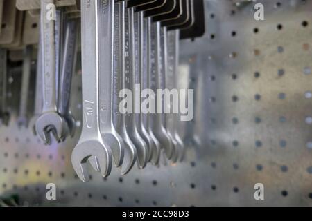 Clés à cliquet neuves de couleur chromée. Banque D'Images