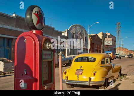 Vintage Chrysler Saratoga Yellow Cab à l'ancienne pompe à essence à Erie Street à Bisbee, Arizona, États-Unis Banque D'Images