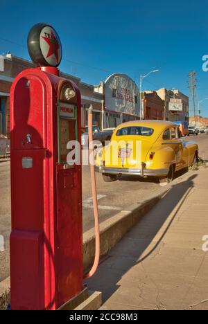 Vintage Chrysler Saratoga Yellow Cab à l'ancienne pompe à essence à Erie Street à Bisbee, Arizona, États-Unis Banque D'Images