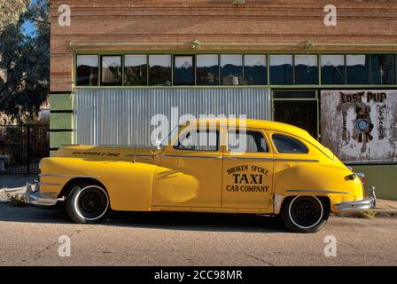 Vintage Chrysler Saratoga Yellow Cab à Erie Street à Bisbee, Arizona, États-Unis Banque D'Images