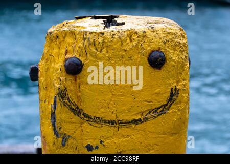 Smiley face sur le bollard, front de mer de Wellington, Île du Nord, Nouvelle-Zélande Banque D'Images