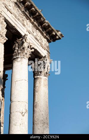 Temple d'Auguste, dédié au premier empereur romain Auguste, situé dans la ville de Pula, Croatie Banque D'Images