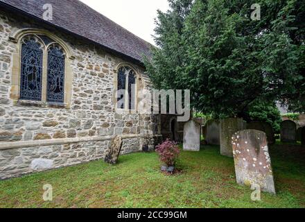 Cimetière de l'église St Bartholomew à Otford, Kent, Royaume-Uni. L'église Saint-Bartholomée d'Otford est un bâtiment classé de classe 1. Banque D'Images