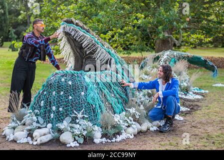 Londres, Royaume-Uni. 20 août 2020. Une sculpture botanique sur mesure d'une baleine à bosse émergeant de la pelouse d'Orangerie de Kew, créée par Andrew Whittle et Ryan Lanji (en photo), les gagnants de la série Netflix Original, « The Big Flower Fight ». La sculpture sera exposée du 22 août au 18 septembre dans le cadre du festival "Voyage du monde à Kew". La sculpture « vivante » contient plus de 700 plantes imitant les couleurs et les textures d'une baleine à bosse. Crédit : Guy Bell/Alay Live News Banque D'Images