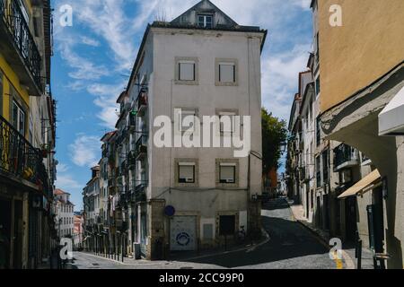 Vue panoramique sur les rues étroites et anciennes du quartier d'Alfama à Lisbonne, Portugal Banque D'Images