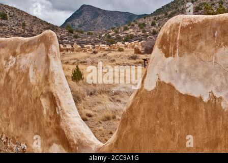 Ruines de casernes de cavalerie vues à travers le mur d'adobe à fort Bowie, Arizona, États-Unis Banque D'Images