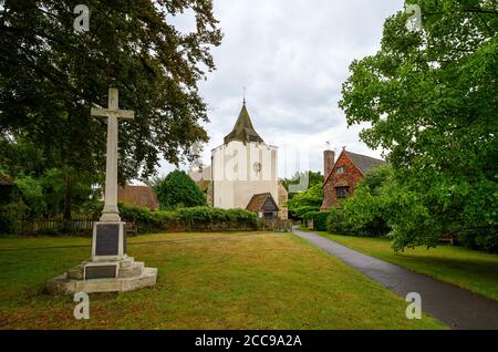 Église Saint-Bartholomée à Otford, Kent, Royaume-Uni avec mémorial de guerre. L'église a une tour carrée et une flèche. L'église Saint-Bartholomée est classée première Banque D'Images