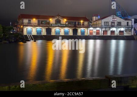 'Le Boatshed' se reflète dans la lagune de Whairepo la nuit, Wellington, Île du Nord, Nouvelle-Zélande Banque D'Images