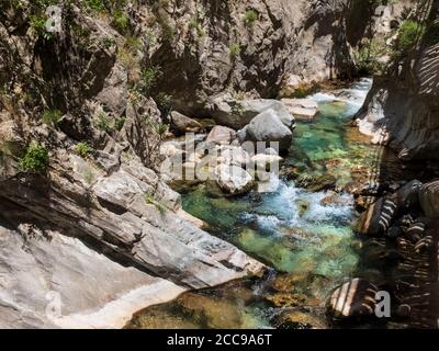 Mountain Creek qui coule entre les roches à Sapadere Canyon, Alanya, Antalya, Turquie. Banque D'Images