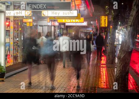 Les gens qui marchent devant les magasins de Willis Street, Wellington, North Island, Nouvelle-Zélande Banque D'Images