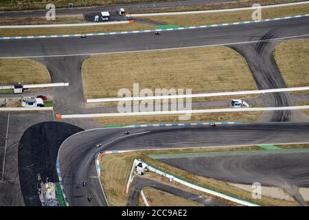 Une vue aérienne d'une course de moto se poursuit sur le célèbre Hockenheim-Ring. Un circuit de course où ont également lieu les courses de Formule 1. Banque D'Images