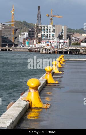 Bollards sur le quai, front de mer de Wellington, Île du Nord, Nouvelle-Zélande Banque D'Images