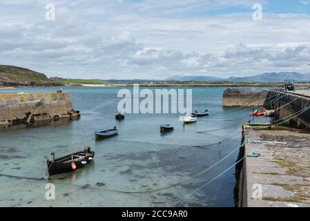 Port de Bunowen dans le comté de Galway en Irlande à marée basse Banque D'Images