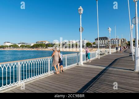 Arcachon (sud-ouest de la France): jetée "jetee Thiers" avec maisons et bâtiments le long du front de mer Banque D'Images